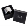 Bangledoosje 90×90×58 mm - WAS8-N, zwart, open met een sieraad, zilverkleurig MyJewelBoxes-logo