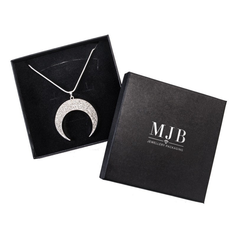 Collierdoosje 120×120×32 mm - WAS9-N, zwart, open met een sieraad, zilverkleurig MyJewelBoxes-logo