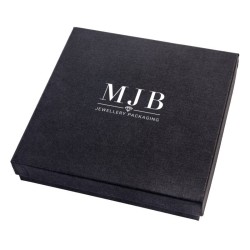 Caja para Collar Grande 167×167×32 mm - WAS11-N, color negro, cerrada, logotipo plateado MyJewelBoxes