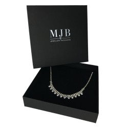 Maxi kettingdoosje 200×200×40 mm - WAS14-N, zwart, open met een sieraad, zilverkleurig MyJewelBoxes-logo