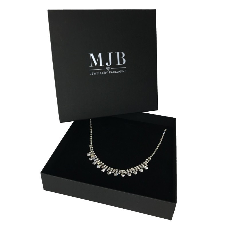 Caja para Collar Maxi 200×200×40 mm - WAS14-N, color negro, abierta con una joya, logotipo plateado MyJewelBoxes