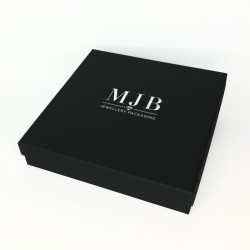 Caja para Collar Maxi 200×200×40 mm - WAS14-N, color negro, cerrada, logotipo plateado MyJewelBoxes