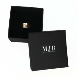 Groot ringdoosje 65×65×45 mm - WAS12-N, zwart, open met een sieraad, zilverkleurig MyJewelBoxes-logo