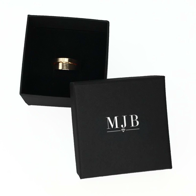 Caja para Anillo Grande 65×65×45 mm - WAS12-N, color negro, abierta con una joya, logotipo plateado MyJewelBoxes