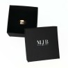 Caja para Anillo Grande 65×65×45 mm - WAS12-N, color negro, abierta con una joya, logotipo plateado MyJewelBoxes