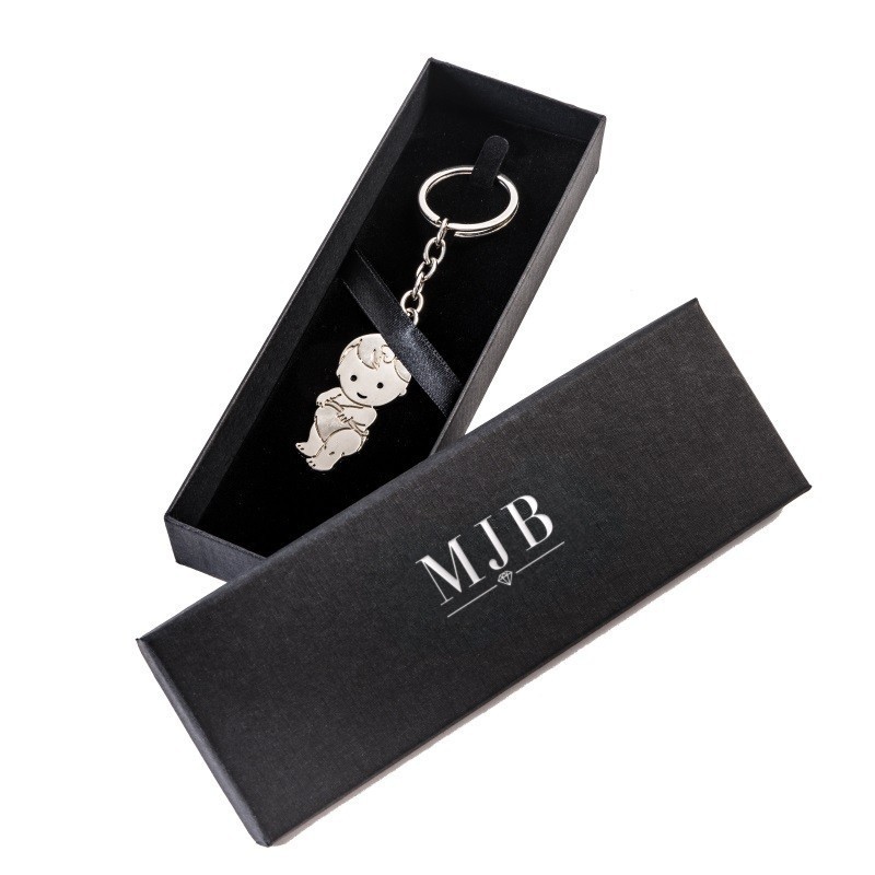 Caja para Llavero 175×60×27 mm - WAS13-N, color negro, abierta con una joya, logotipo plateado MyJewelBoxes