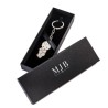 Caja para Llavero 175×60×27 mm - WAS13-N, color negro, abierta con una joya, logotipo plateado MyJewelBoxes