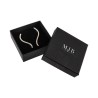 Oorbellendoosje 65×65×24 mm - WAS3B-N, zwart, open met een sieraad, zilverkleurig MyJewelBoxes-logo