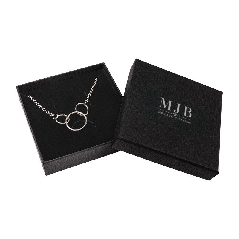 Hangerdoosje 85×85×24 mm - WAS5B-N, zwart, open met een sieraad, zilverkleurig MyJewelBoxes-logo