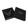 Hangerdoosje 85×85×24 mm - WAS5B-N, zwart, open met een sieraad, zilverkleurig MyJewelBoxes-logo