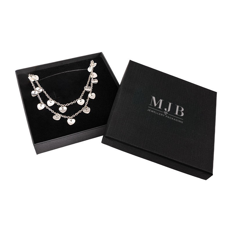 Kettingdoosje 120×120×24 mm - WAS9B-N, zwart, open met een sieraad, zilverkleurig MyJewelBoxes-logo