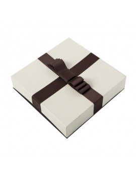 Caja de carton con lazo decorativo para collar LOU11