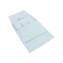 Bolsa de microfibra con cinturón azul claro abierta con el taco para pendientes omega y colgante dentro - MF1-AC-TMF2