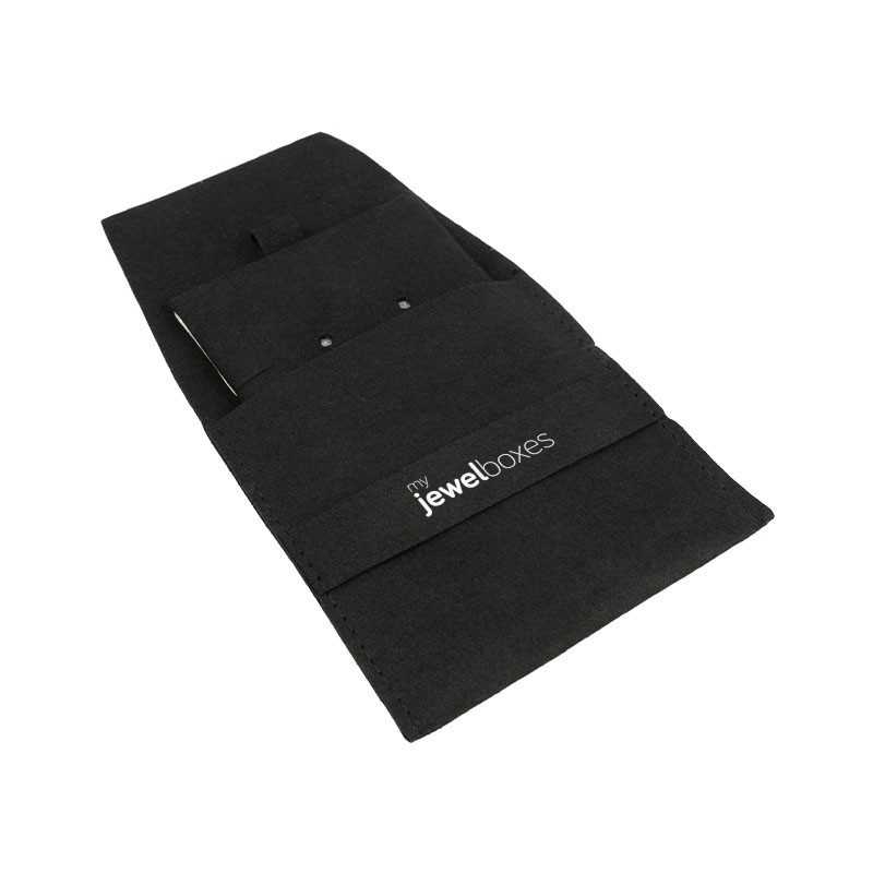 Bolsa de microfibra con cinturón negro abierta con el taco para pendientes y colgante dentro - MF1-N-TMF1