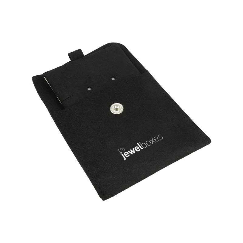 Bolsa de microfibra con botón negro abierta con el taco para pendientes y colgante dentro - MF2-N-TMF1