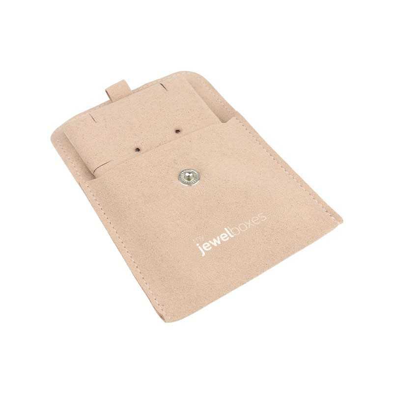 Bolsa de microfibra con botón nude abierta con el taco para pendientes y colgante dentro - MF2-NU-TMF1