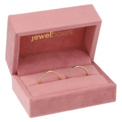 Geöffnetes Etui aus Samt in Rosa mit zwei Trauringen und goldenem MyJewelBoxes-Logo - VEL4A-R