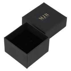 Caja para Anillo 51×51×33 mm - WAS2-N, color negro, abierta, logotipo dorado MyJewelBoxes