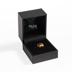 Astuccio in similpelle nera per spilla con logo argento MyJewelBoxes, aperto - MIS2PI 47×52×40 mm