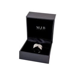 Luxe ringdoosje van zwart kunstleer met zilverkleurig MyJewelBoxes-logo, open - MIS10P 70×70×50 mm