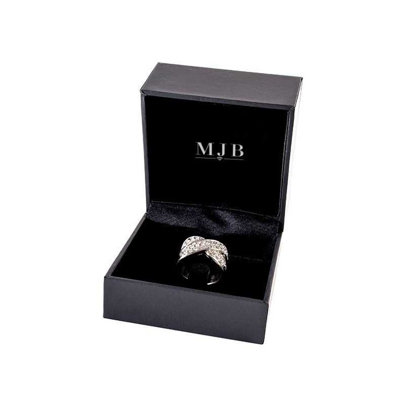 Astuccio in similpelle nera per anello con logo argento MyJewelBoxes, aperto - MIS10P 70×70×50 mm