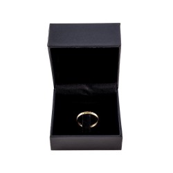 Écrin en similicuir noir pour bague ouvert, vue de face - MIS10P 70×70×50 mm