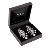 Estuche para pendientes de polipiel negro con logotipo plateado MyJewelBoxes, abierto - MIS4P 87×91×30 mm