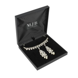 Luxe doosje van zwart kunstleer voor parure met zilverkleurig MyJewelBoxes-logo, open - MIS7A 160×160×35 mm