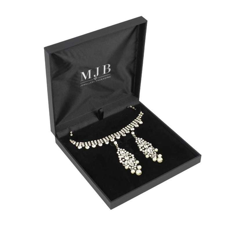 Écrin en similicuir noir pour parure complète avec logo argenté MyJewelBoxes, ouvert - MIS7A 160×160×35 mm