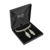Estuche para aderezo de polipiel negro con logotipo plateado MyJewelBoxes, abierto - MIS7A 160×160×35 mm