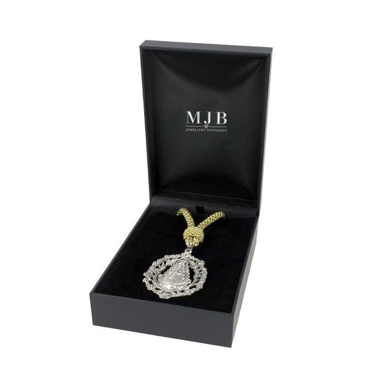Écrin en similicuir noir pour médaille à cordon avec logo argenté MyJewelBoxes, ouvert - MIS9MC 110×155×50 mm