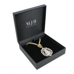 Écrin en similicuir noir pour médaille à cordon avec logo argenté MyJewelBoxes, ouvert - MIS7MC 160×160×53 mm