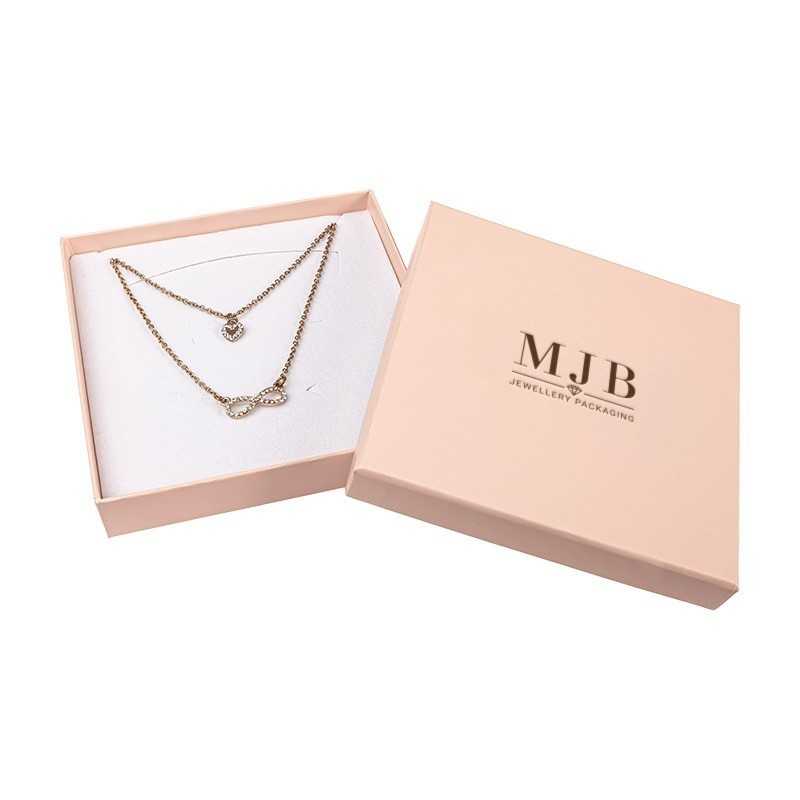 Kettingdoosje van poederroze karton met gouden MyJewelBoxes-logo, open met ketting - ALA9 120×120×32 mm