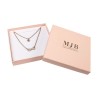 Caixa para colar em cartão rosa-velho com logótipo dourado MyJewelBoxes, aberta com colar - ALA9 120×120×32 mm