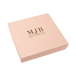 Sieradendoosje van poederroze karton voor kettingen met gouden MyJewelBoxes-logo, gesloten - ALA9