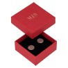 Oorbellendoosje 50×50×23 mm - WAS0-R, rood, open met een sieraad, goudkleurig MyJewelBoxes-logo