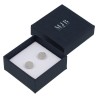 Oorbellendoosje 50×50×23 mm - WAS0-A, blauw, open met een sieraad, zilverkleurig MyJewelBoxes-logo