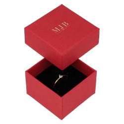 Caja para Anillo 51×51×33 mm - WAS2-R, color rojo, abierta con una joya, logotipo dorado MyJewelBoxes