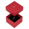 Caja para Anillo 51×51×33 mm - WAS2-R, color rojo, abierta con una joya, logotipo dorado MyJewelBoxes