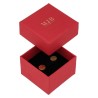 Caja para Anillo 51×51×33 mm - WAS2-R, color rojo, abierta con una joya, logotipo dorado MyJewelBoxes