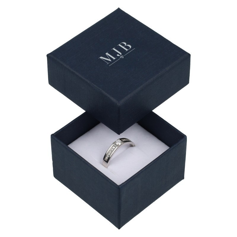 Caja para Anillo 51×51×33 mm - WAS2-A, color azul, abierta con una joya, logotipo plateado MyJewelBoxes
