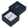 Caja para Anillo 51×51×33 mm - WAS2-A, color azul, abierta con una joya, logotipo plateado MyJewelBoxes