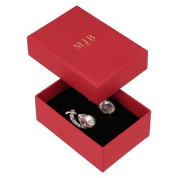 Caja para Pendientes 50×70×25 mm - WAS4-R, color rojo, abierta con una joya, logotipo dorado MyJewelBoxes