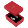 Oorbellendoosje 50×70×25 mm - WAS4-R, rood, open met een sieraad, goudkleurig MyJewelBoxes-logo