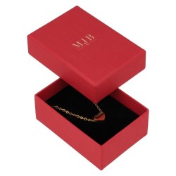 Oorbellendoosje 50×70×25 mm - WAS4-R, rood, open met een sieraad, goudkleurig MyJewelBoxes-logo