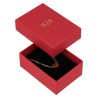 Oorbellendoosje 50×70×25 mm - WAS4-R, rood, open met een sieraad, goudkleurig MyJewelBoxes-logo