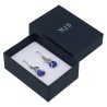 Oorbellendoosje 50×70×25 mm - WAS4-A, blauw, open met een sieraad, zilverkleurig MyJewelBoxes-logo