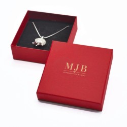 Caja para Colgante 85×85×32 mm - WAS5-R, color rojo, abierta con una joya, logotipo dorado MyJewelBoxes