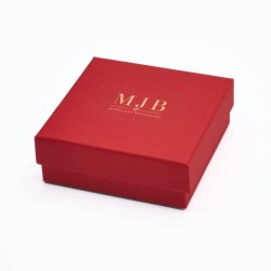 Hangerdoosje 85×85×32 mm - WAS5-R, rood, gesloten, goudkleurig MyJewelBoxes-logo