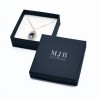 Caja para Colgante 85×85×32 mm - WAS5-A, color azul, abierta con una joya, logotipo plateado MyJewelBoxes